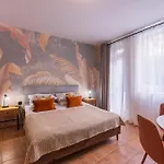 The Cozy Hub, Apartment Warna